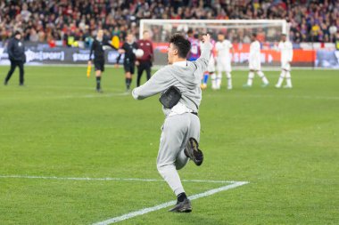 MELBOURNE, AUSTRALIA - 19 Temmuz 2022 'de MCG' de oynanan sezon öncesi dostluk maçında Crystal Palace Manchester United 'la oynarken, saha işgalcisi