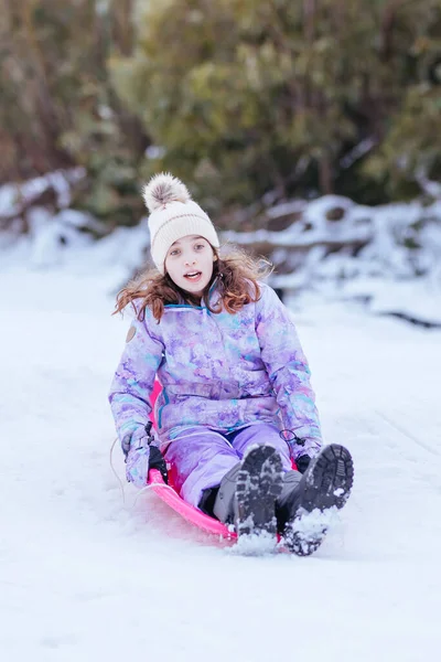 Ένα Νεαρό Κορίτσι Tobogganing Στο Βουνό Λίμνη Μια Σαφή Ηλιόλουστη — Φωτογραφία Αρχείου