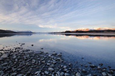 Yeni Zelanda'da serin bir bahar akşamı gün batımında Majestic Lake Tekapo