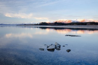 Yeni Zelanda'da serin bir bahar akşamı gün batımında Majestic Lake Tekapo