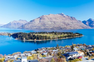 The view over Queenstown towards Cecil Peak on a sunny spring say in Otago, New Zealand