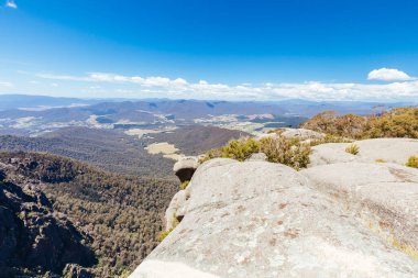 Victoria Alpleri, Avustralya 'da bir yaz öğleden sonrasında Buffalo Dağı' ndaki Echo Point manzarası.