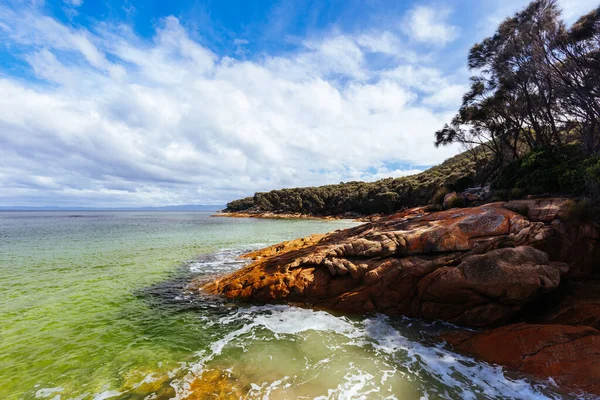 澳大利亚塔斯马尼亚弗罗尼切特半岛西侧一个温暖的春日 标志性的危险海滩 — 图库照片
