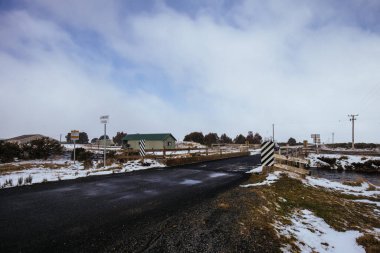 Tazmanya Avustralya 'daki Orta İskoçya' da bahar kar fırtınasından sonra Liawenee köyündeki manzara ve kanal.