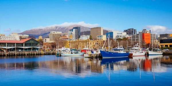 Hobart Tasmania 9月13日 2022年9月13日にオーストラリアのタスマニア州ホバートのコンスティチューションドックとCbdエリアの上にあるウェリントン山の方への眺め — ストック写真