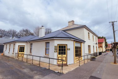 EVANDALE, AUSTRALYA - 25 Eylül 2022: Tazmanya, Avustralya 'da Launceston yakınlarında soğuk bir bahar gününde Evandale kırsal tarihi kasabası