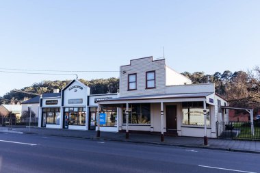 LA TROBE AUSTRALYA - 12 Eylül 2022: Tazmanya, Avustralya 'da Devonport yakınlarında soğuk bir bahar gününde La Trobe kırsalının tarihi kenti