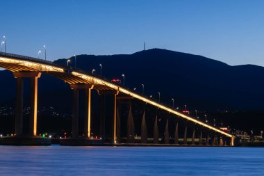Günbatımında ikonik Tasman Köprüsü açık bir bahar akşamı Hobart, Tazmanya, Avustralya 'daki Derwent Nehri' ni geçer. Clarence 'ın kıyılarından çekildi.