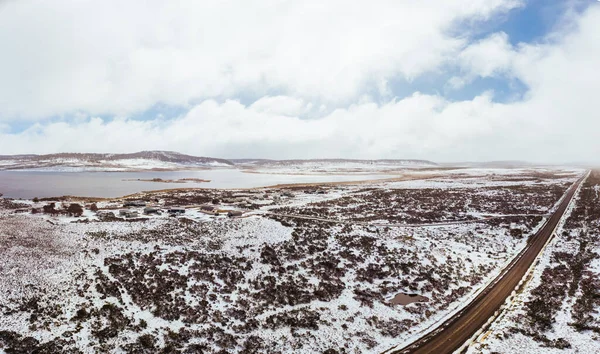 Μικρή Λιμνοθάλασσα Πεύκου Μετά Από Μια Ανοιξιάτικη Χιονοθύελλα Στα Κεντρικά — Φωτογραφία Αρχείου
