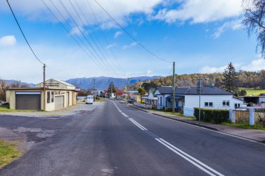 MOLE CREEK, AUSTRALYA - 12 Eylül 2022: Meander Vadisi, Tazmanya, Avustralya 'da soğuk bir bahar gününde Köstebek Deresi kırsalında
