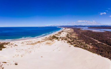 Tazmanya, Avustralya 'daki St. Helens yakınlarındaki Akaroa' da 4WD ile popüler Peron Dunes