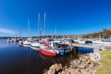 St. HELENS, TASMANIA - 20 Eylül 2022 'de Avustralya' nın Tazmanya kentinde Percy Steel Reserve 'den Beauty Bay' in rıhtım bölgesinin görüntüsü