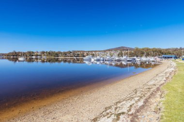 St. HELENS, TASMANIA - 20 Eylül 2022 'de Avustralya' nın Tazmanya kentinde Percy Steel Reserve 'den Beauty Bay' in rıhtım bölgesinin görüntüsü