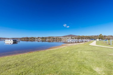 St. HELENS, TASMANIA - 20 Eylül 2022 'de Avustralya' nın Tazmanya kentinde Percy Steel Reserve 'den Beauty Bay' in rıhtım bölgesinin görüntüsü