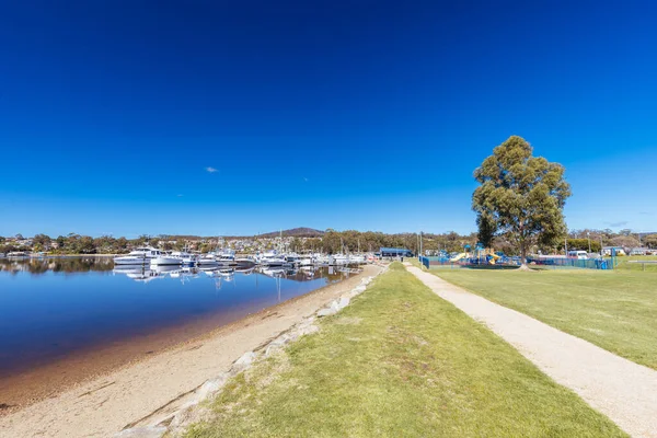 Helens Tasmania 9月20日 2022年9月20日 澳大利亚塔斯马尼亚圣海伦斯一个温暖的春天早晨 从珀西钢铁保护区俯瞰美丽湾的海滨地区 — 图库照片