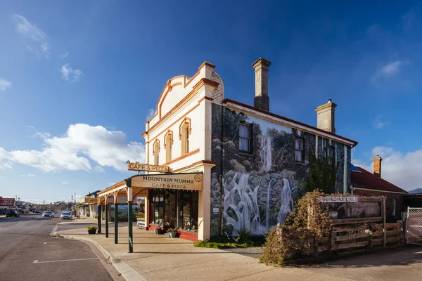シェフィールド オーストラリア 2022年9月12日 オーストラリアのタスマニア州デヴォンポート近くの寒い春の日に壁画で有名なシェフィールドの農村歴史的な町 — ストック写真