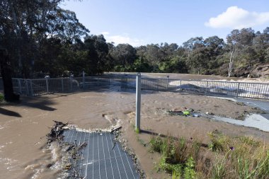 MELBOURNE, AUSTRALYA - 14 EKİM: Abbotsford 'daki Dights Falls 14 Ekim 2022' de Avustralya 'nın Victoria kentinde ağır sel bastı. Dights Falls, Yarra Nehri ve Merri Deresi 'nin buluşma noktası..