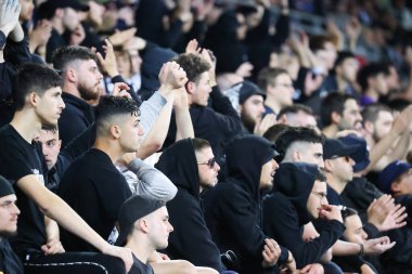 MELBOURNE, AUSTRALIA - 15 Ekim 2022 'de AAMI Park' ta oynanan 2022-2023 Isuze UTE A-League sezonunun ikinci turunda Melbourne Victory 'nin Batı Sydney Wanderers ile oynadığı maçta zafer taraftarları