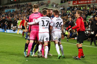 MELBOURNE, AUSTRALIA - 15 Ekim 2022 'de AAMI Park' ta oynanan 2022-2023 Isuze UTE A-League sezonunun ikinci turunda Melbourne Victory, Batı Sydney Wanderers ile oynarken oyuncular dövüşüyor.