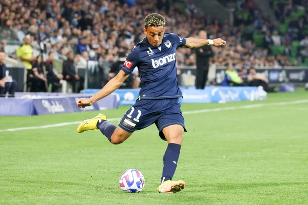 MELBOURNE, AUSTRALIA - 15 Ekim 2022 'de AAMI Park' ta oynanan 2022-2023 Isuze UTE A-League sezonunun ikinci turunda Melbourne Victory 'den Ben Folami ile oynadılar.