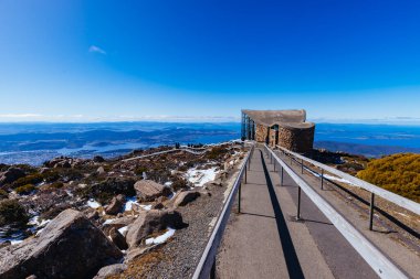 Wellington Dağı 'nın zirvesinden ikonik manzara soğuk bir bahar sabahı Tazmanya, Avustralya' daki Hobart 'a bakıyor.