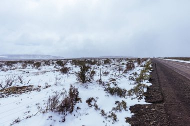 Marlborough Hwy 'deki Little Pine Lagoon ve Miena arasındaki manzara Orta İskoçya' daki Tazmanya 'daki kar fırtınasından sonra.