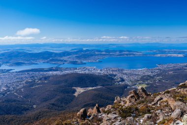 Wellington Dağı 'nın zirvesinden ikonik manzara soğuk bir bahar sabahı Tazmanya, Avustralya' daki Hobart 'a bakıyor.