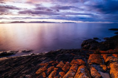 Freycinet Yarımadası 'nın Swansea, Tazmanya Avustralya' dan yükselen güneşine doğru bir manzara