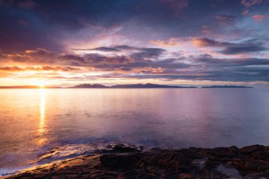 Freycinet Yarımadası 'nın Swansea, Tazmanya Avustralya' dan yükselen güneşine doğru bir manzara