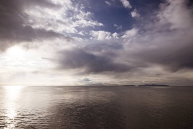 Freycinet Yarımadası 'nın Swansea, Tazmanya Avustralya' dan yükselen güneşine doğru bir manzara