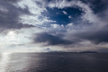 Freycinet Yarımadası 'nın Swansea, Tazmanya Avustralya' dan yükselen güneşine doğru bir manzara