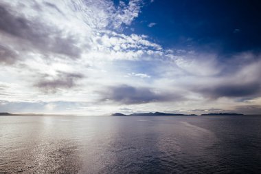 Freycinet Yarımadası 'nın Swansea, Tazmanya Avustralya' dan yükselen güneşine doğru bir manzara