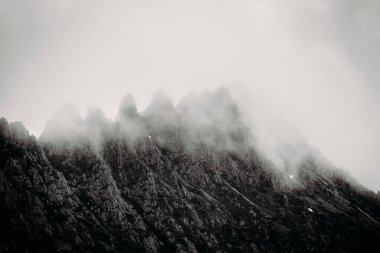 Cradle Dağı Kayalık Zirvesi detayı. Cradle Dağı, Tazmanya, Avustralya 'da gün batımına yakın serin bir bahar öğleden sonrası.