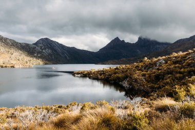 Cradle Dağı, Tazmanya, Avustralya 'daki Cradle Dağı' nda gün batımına yakın serin bir bahar öğleden sonrasında Dove Gölü ve Cradle Dağı.