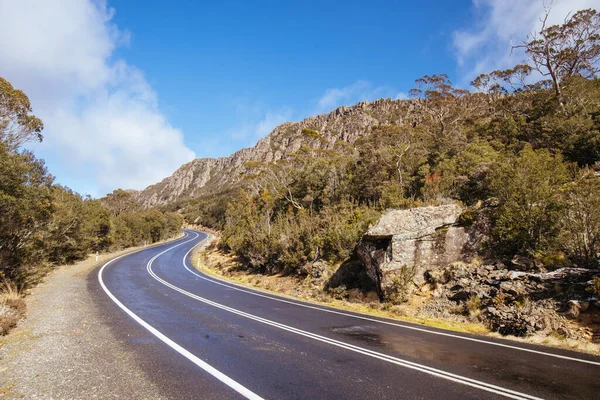 ハイランド湖道路は オーストラリアのタスマニア州のリフィー森林保護区の中央高原保全地域に上昇します — ストック写真