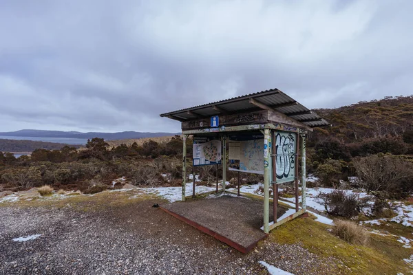 オーストラリアのタスマニア中央高原保全地域のブレオナ近くの雪の寒い春の日に大湖の展望台 — ストック写真