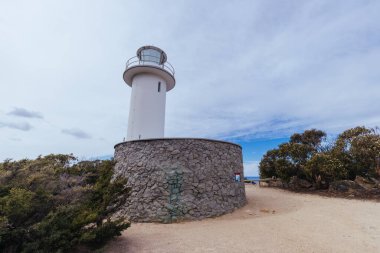 Cape Tourville deniz feneri Freycinet Yarımadası, Tazmanya, Avustralya 'da serin bir bahar gününde yürümek