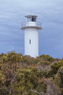 Cape Tourville deniz feneri Freycinet Yarımadası, Tazmanya, Avustralya 'da serin bir bahar gününde yürümek