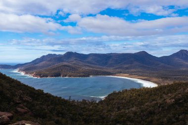 Freycinet Yarımadası 'ndaki gözcülükten Freycinet Ulusal Parkı, Avustralya' daki Freycinet Ulusal Parkı 'nda ılık bir bahar günü yürüyüşe.