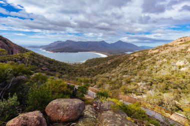 Freycinet Yarımadası Pisti 'ndeki gözcü ve geçitten Freycinet Ulusal Parkı, Avustralya' daki Freycinet Ulusal Parkı 'nda ılık ve nemli bir bahar gününde yapılan yürüyüş.