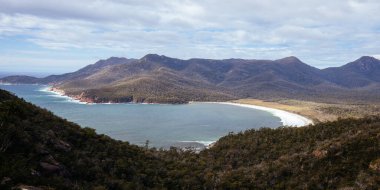 Freycinet Yarımadası Pist Yürüyüşü Freycinet Ulusal Parkı, Tazmanya, Avustralya 'da ılık ve nemli bir bahar gününde