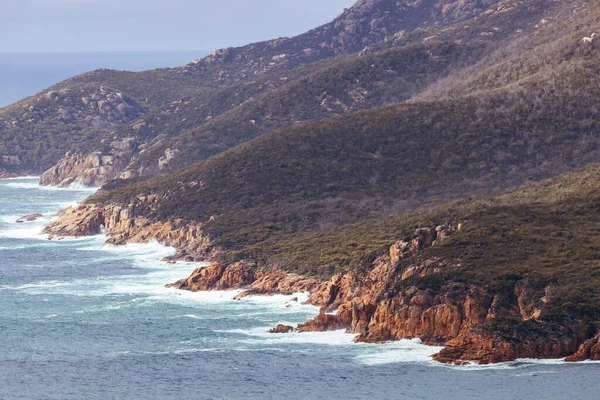 Wilde Felsformationen Der Nähe Der Wineglass Bay Einem Warmen Nassen — Stockfoto