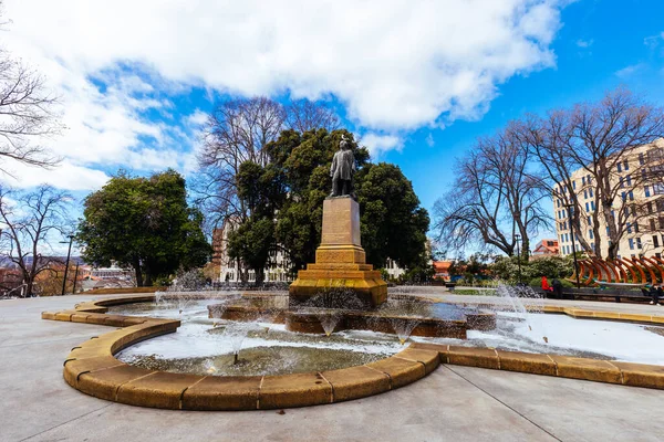 澳大利亚塔斯马尼亚霍巴特Cbd一个温暖的春天下午的富兰克林广场 — 图库照片
