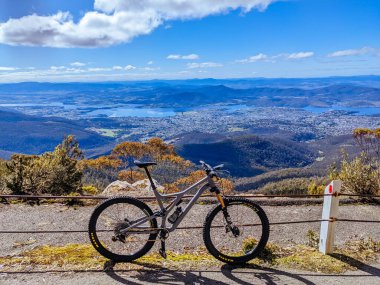 HOBART, AUSTRALIA - 14 SEPTEMBER 2022: Hobart, Tazmanya, Avustralya 'da bahar zamanı boyunca Wellington Dağı' nın doğu yakasında popüler yürüyüş ve bisiklete binme kabiliyeti
