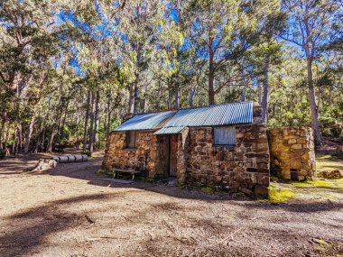 HOBART, AUSTRALIA - SEPTEMBER 14, 2022: Hobart, Tazmanya, Avustralya 'da bahar zamanı boyunca Wellington Dağı' nın doğu tarafındaki ikonik kavşak kabini