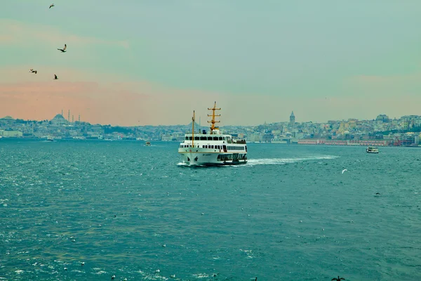 The boat trip along the Bosporus. Istanbul, Turkey — Stock Photo, Image