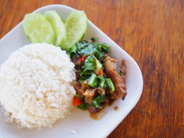 Pirinç tepesinde tavada kızartılmış domuz eti ve fesleğen, Tayland gıda