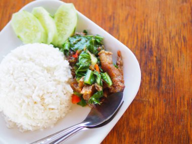 Pirinç tepesinde tavada kızartılmış domuz eti ve fesleğen, Tayland gıda