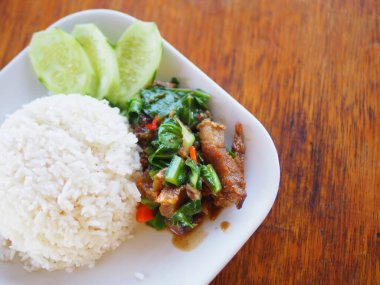 Pirinç tepesinde tavada kızartılmış domuz eti ve fesleğen, Tayland gıda