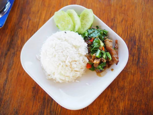 Arroz Cubierto Con Cerdo Frito Albahaca Comida Tailandesa — Foto de Stock